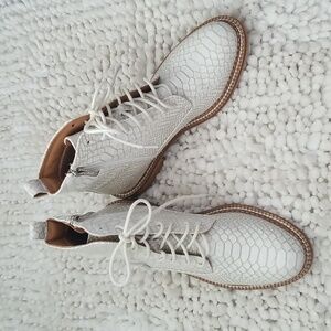 Arider Girl, size 6, creme booties